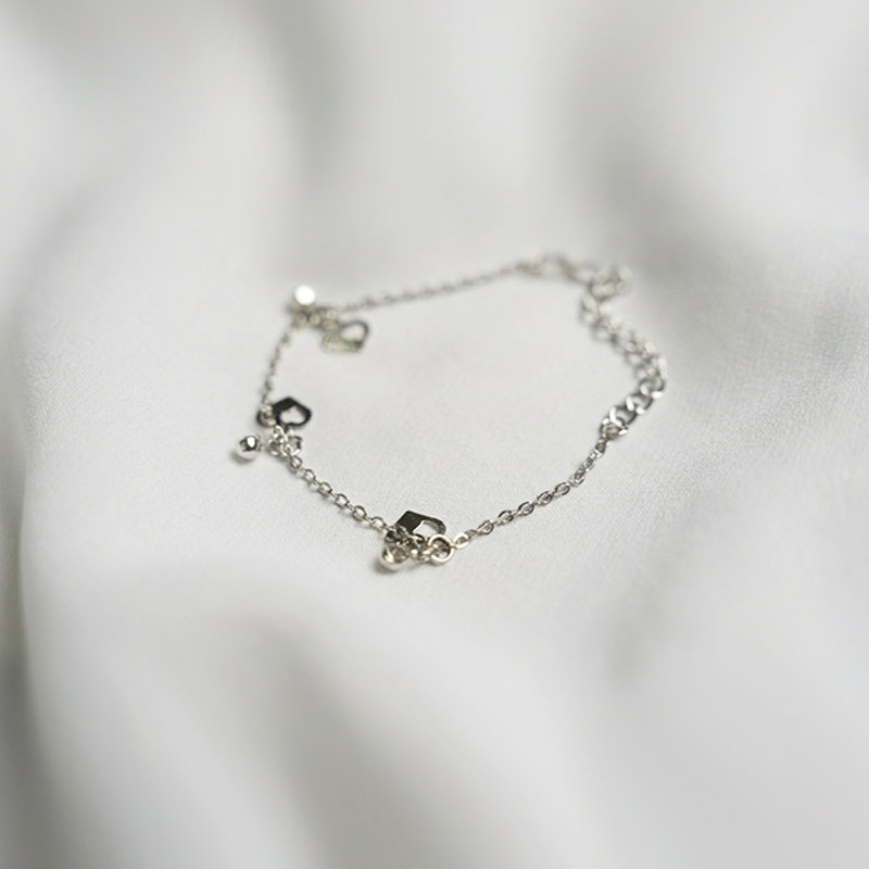 Minimalist Heart-Shaped Charm Bracelet| Available in Two Metal Tones| Simple Bracelet For Girls